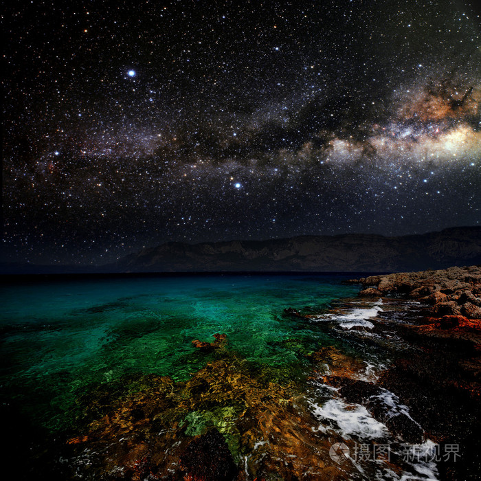 月上反映在大海的背景星空
