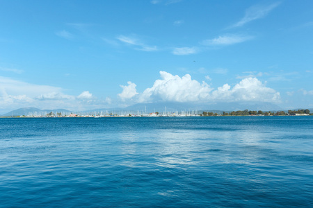 从海滩靠近希腊迈蒂卡斯普雷维萨欣赏夏季海景。