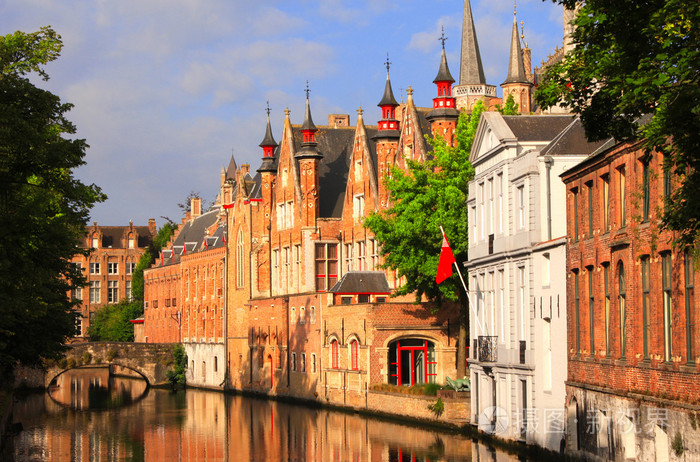 沿运河在比利时布鲁日的中世纪建筑