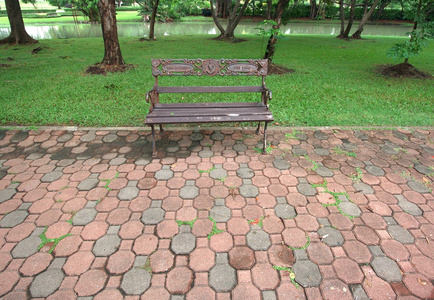 坐在的绿色公园长椅