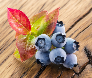 成熟的蓝莓，木制的桌子上
