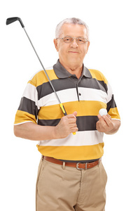 老人抱着一个高尔夫球俱乐部