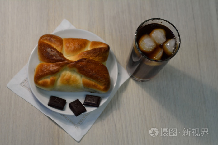 冰和面包的冷茶