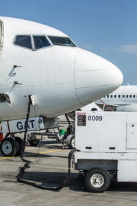 地面服务设备和飞机在机场
