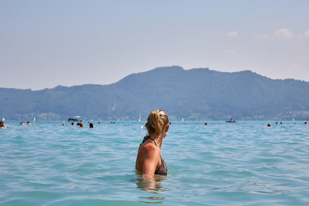 年轻女孩沐浴在湖特湖图片