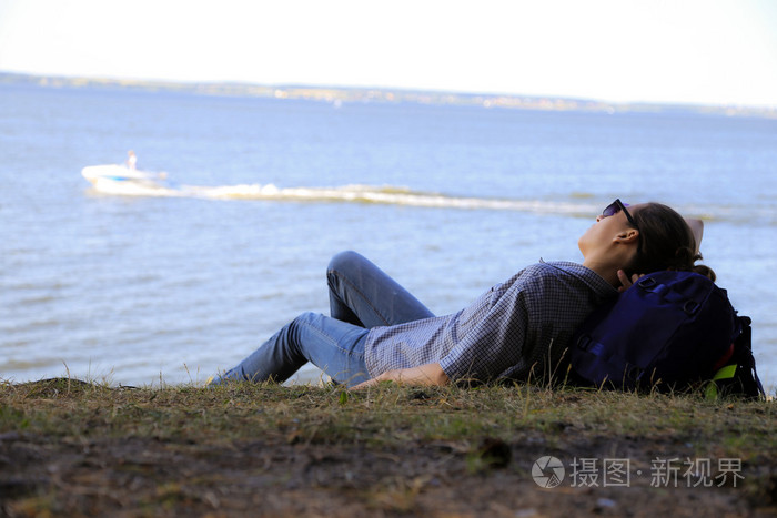 向远方眺望,背包里躺着的女孩