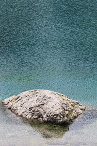 蓝色的湖山景观