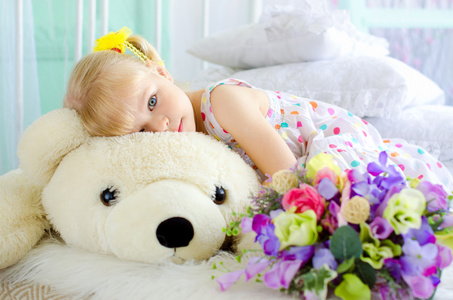小女孩用鲜花拥抱大玩具熊图片