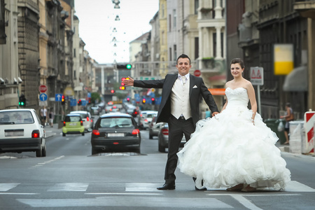 新婚夫妇站在人行横道上