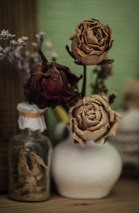 复古风格静物三干的玫瑰与瓶