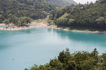 蓝色的湖山景观