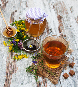 杯茶，蜂蜜和花