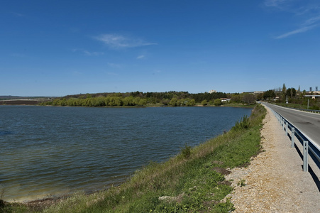 Popovo 镇的路沿湖