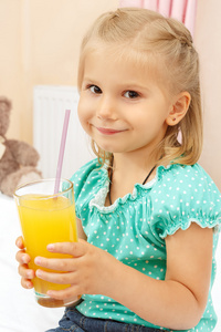 快乐的小女孩，与杯橙汁