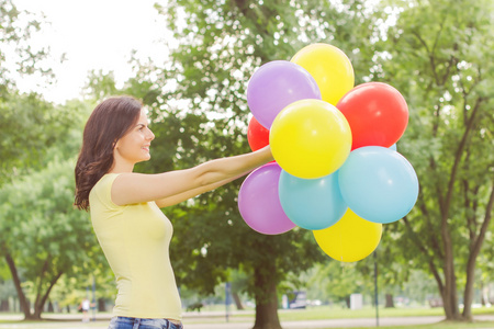 快乐的年轻女人，彩色气球