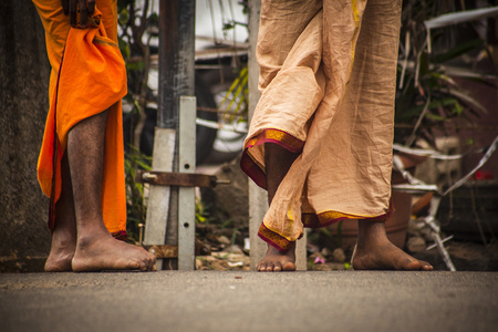 身穿传统服装的印度裔男子的脚