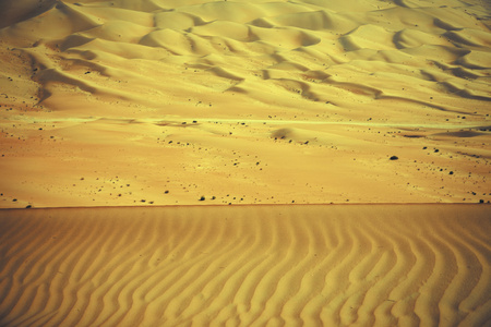 风在利瓦绿洲，阿拉伯联合酋长国的沙丘中创建模式
