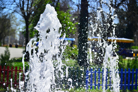 喷泉水洒在炎热的夏天图片