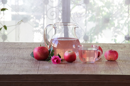 苹果组合和一个透明的水罐和新鲜的苹果