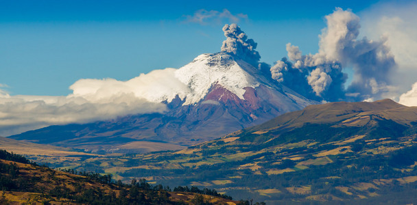 南美国家厄瓜多尔科托帕希火山喷发照片