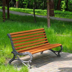 公园长椅和绿色草坪