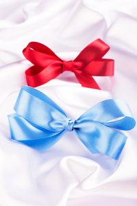蓝色和红色丝带缎带蝴蝶结