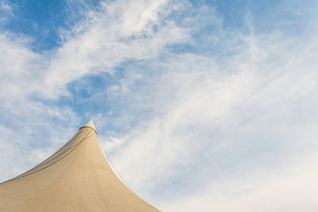 马戏团帐篷和晴空的背景图像。