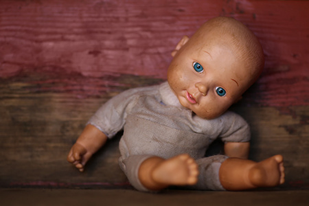 旧布娃娃.概念 被抛弃的人.关老破了的洋娃娃照片