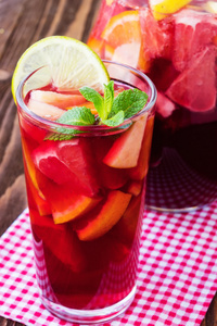 夏季饮料有很多不同的水果