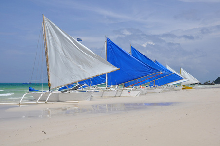 在菲律宾的长滩岛海滩上传统帆船
