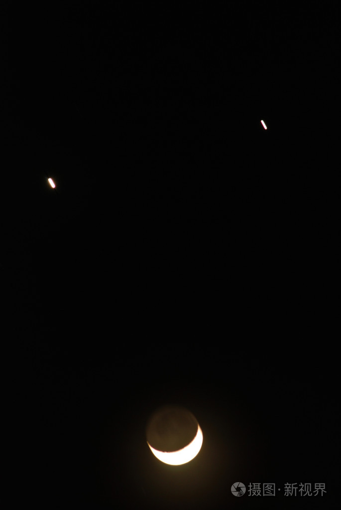 在美丽的夜晚两颗星星和月亮