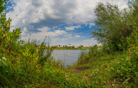 俄国夏天风景河和蓝天与云彩 i