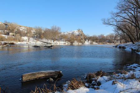 第一次霜冻和清澈晴朗的日子河上的第一次冰