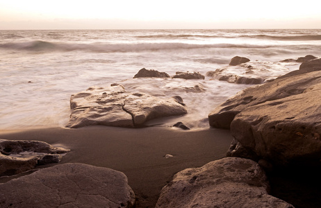 海浪对岩的地区拉帕雷德在富埃特文图拉