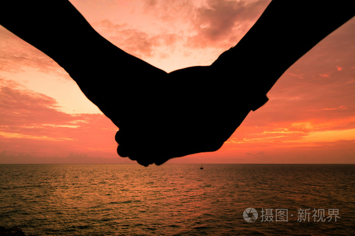 新娘和新郎挽着手走大师