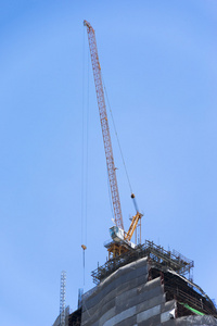 起重机和建设施工现场对蓝蓝的天空