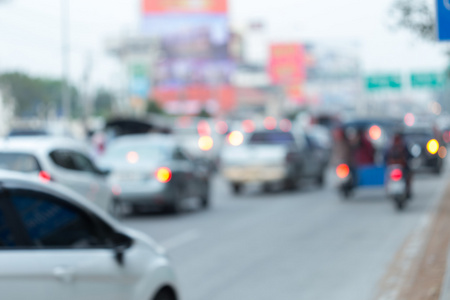 在城市拥堵的道路上行驶的汽车