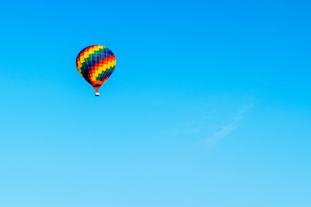 热气球在天空中翱翔图片
