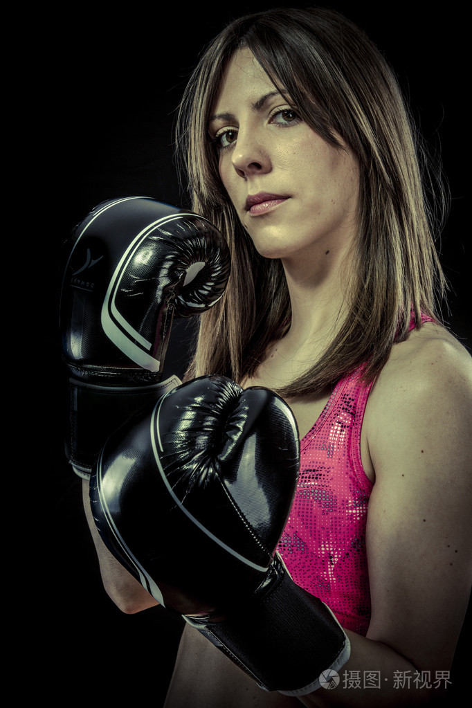女运动员用拳击手套
