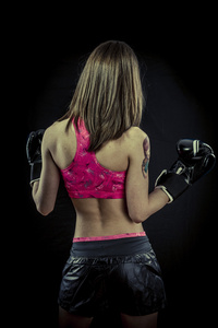 坚强的女人带着手套拳击运动员