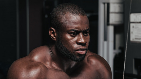 重量训练非洲健美运动员肖像