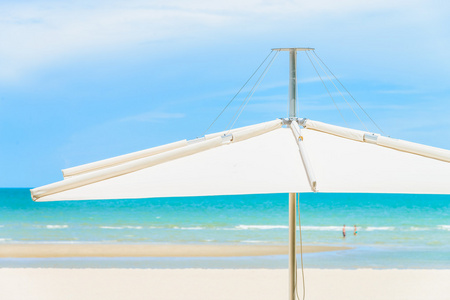 在美丽的热带海滩伞
