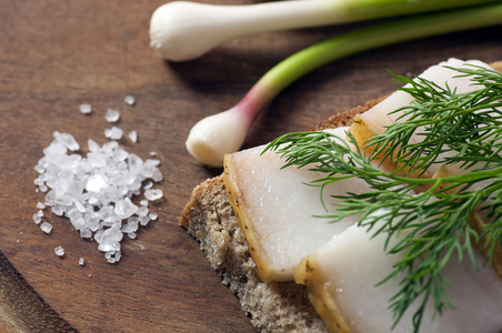 三明治配腌猪油对黑麦面包照片