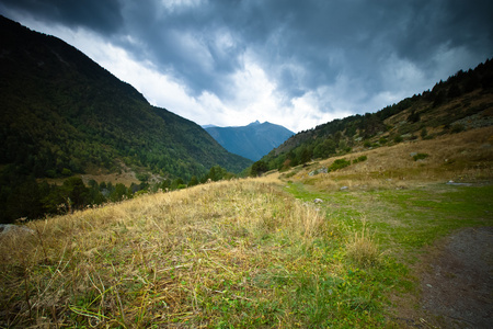 美丽的山景观在安道尔。山和云。自