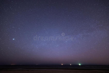沙滩上星光灿烂的夜空。空间视图。