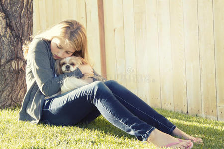 云杉针叶特写喝牛奶的小女孩自拍的女人一个年轻女人在他房间里喝咖啡