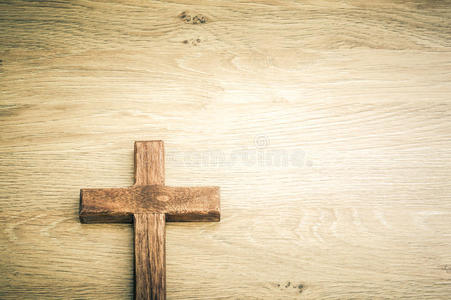 十字架上木制背景图片