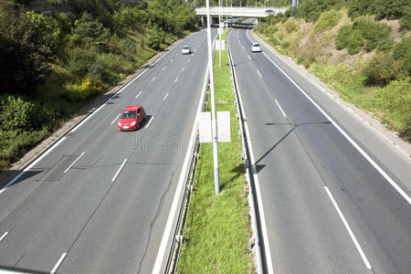 免费多车道公路