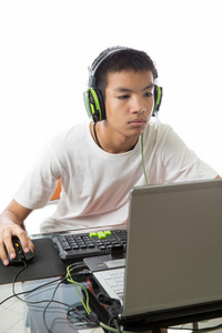 亚洲青少年使用电脑和听音乐