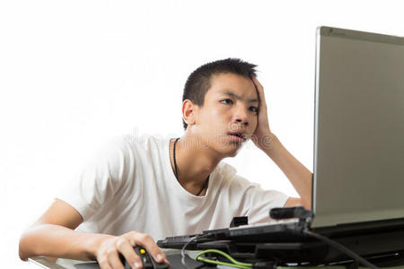 亚洲青少年无聊地使用电脑